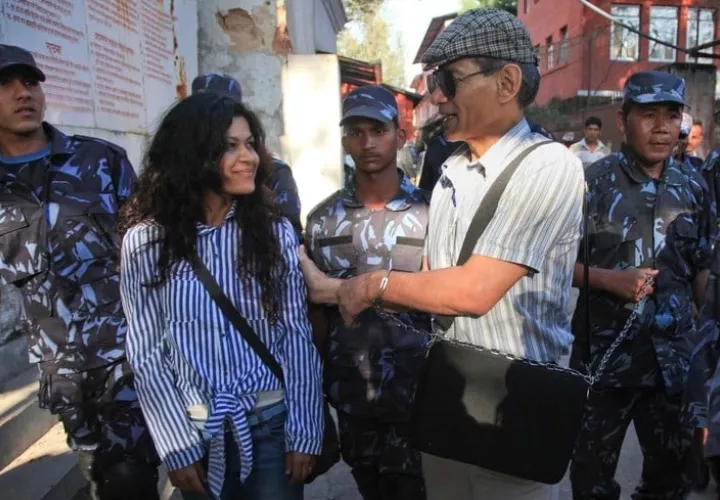 Charles Sobhraj junto a su esposa. Foto: EFE