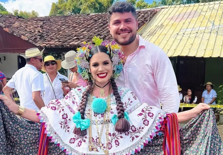 Elvia Muñoz y su prometido, Guillermo Agustín. Foto: @lachichidepapaa