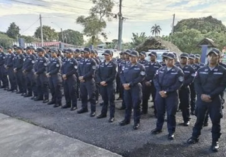El Ministro de Seguridad Juan Manuel Pino dijo que los policías asignados son parte de los 1,500 uniformados que se graduaron recientemente en todos los estamentos de seguridad. Foto. Proteger y Servir
