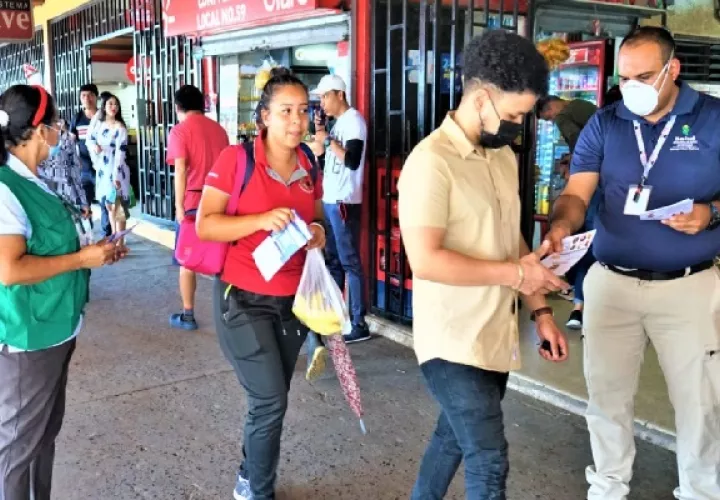 Las autoridades de salud apoyan a la ciudadanía con información preventiva. Foto. Mayra Madrid