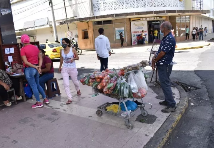 Hasta ahora cuentan los locales verificados con el permiso sanitario transitorio, carnet de salud y de manipulación de alimentos y la vestimenta adecuada. Foto. José Vásquez