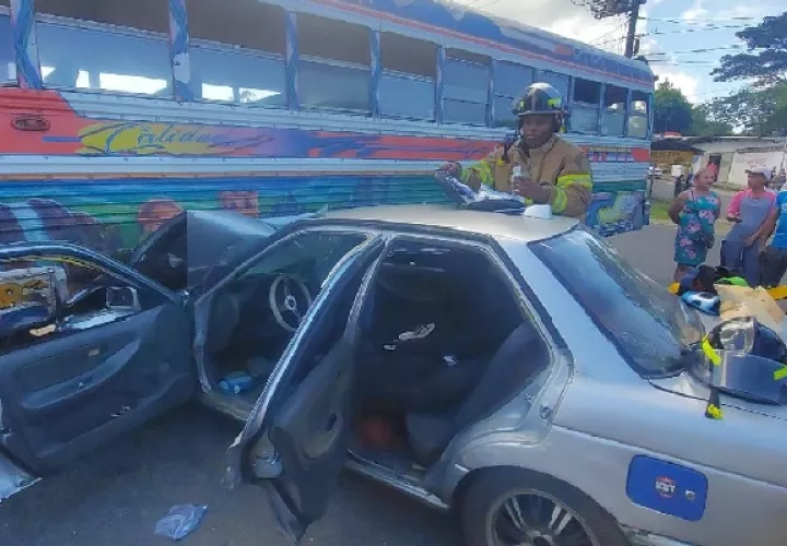 Al sitio del accidente también llegaron los miembros del Cuerpo de Bomberos para sacar del auto a las dos personas que quedaron atrapadas en la parte delantera del sedán. Foto. Diomedes Sánchez