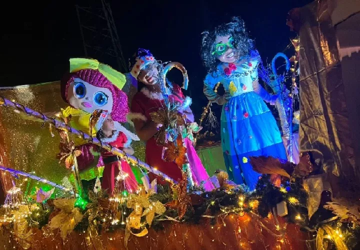 Las figuras que adornan los parques fueron creaciones del talento de los funcionarios municipales, al igual que el alumbrado en los parques de la ciudad atlántica, que trabajaron en su instalación. Foto. Diomedes Sánchez