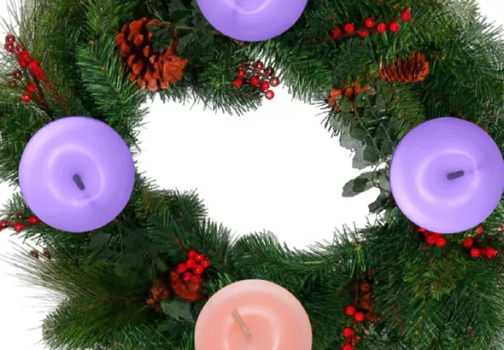 Consiste en una corona​ de ramas con cuatro velas. Foto:  Pixabay/Ilustración