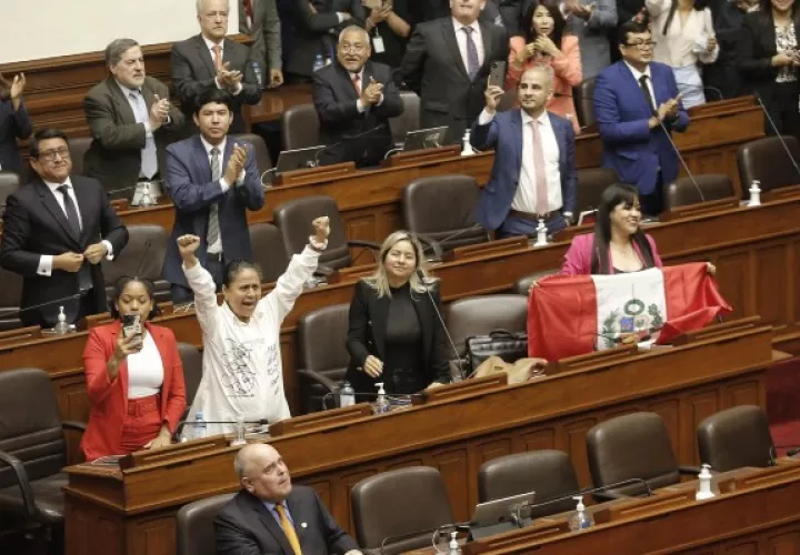 El pleno del Congreso de Perú destituyó a Pedro Castillo. Foto: EFE