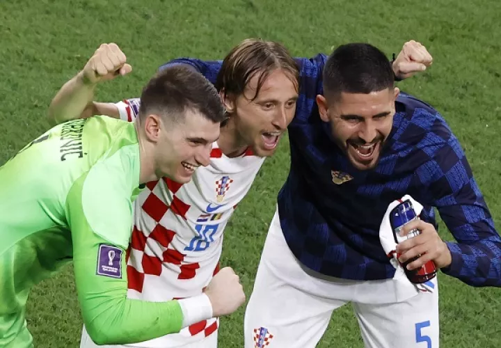 Dominik Livakovic, Luka Modric y Martin Erlic festejan la clasificación de Croacia a octavos. Foto:EFE