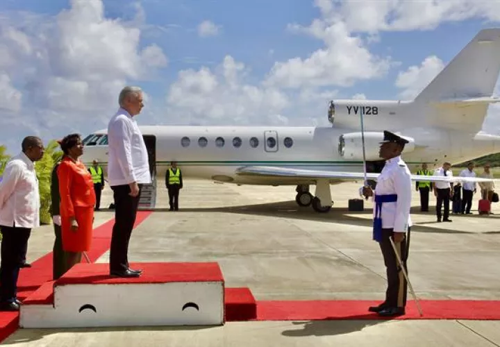 Presidente de Cuba, Miguel Díaz-Canel (3-i), a su llegada a Kingstown (San Vicente y Granadinas). EFE