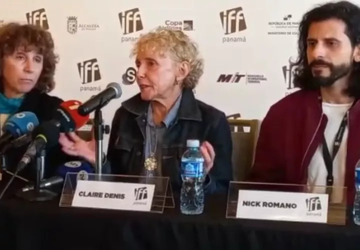 Claire Denis, directora francesa de la película 'Stars at noon' (al centro), en la conferencia. Foto: Víctor Arosemena