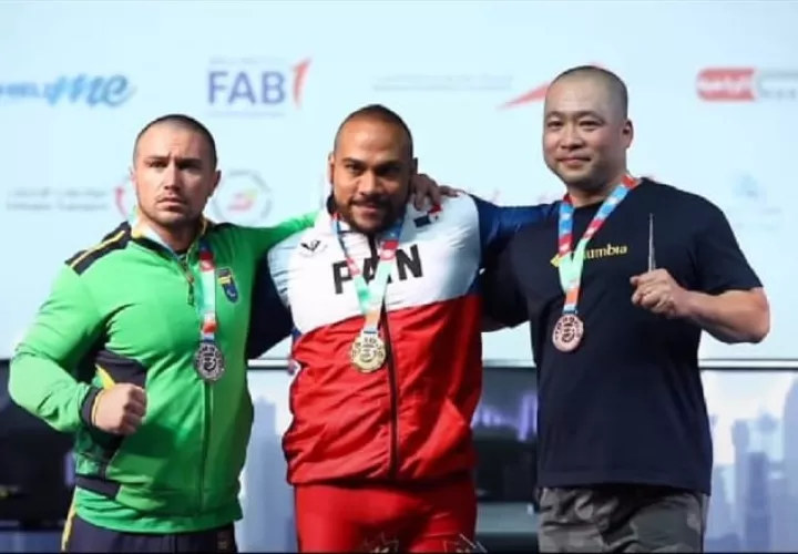 Rey Dimas (cent.) con la medalla de oro. Foto: Cortesia