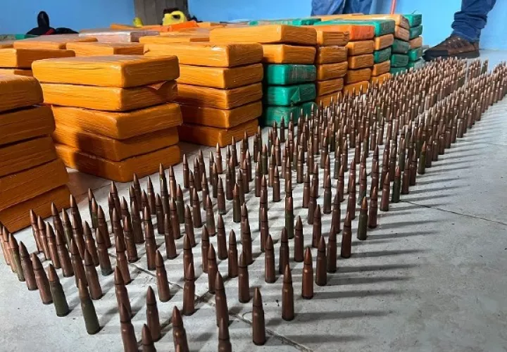 Unos 300 paquetes de droga y 416 municiones de fusil fueron decomisados. Foto: Diomedes Sánchez 