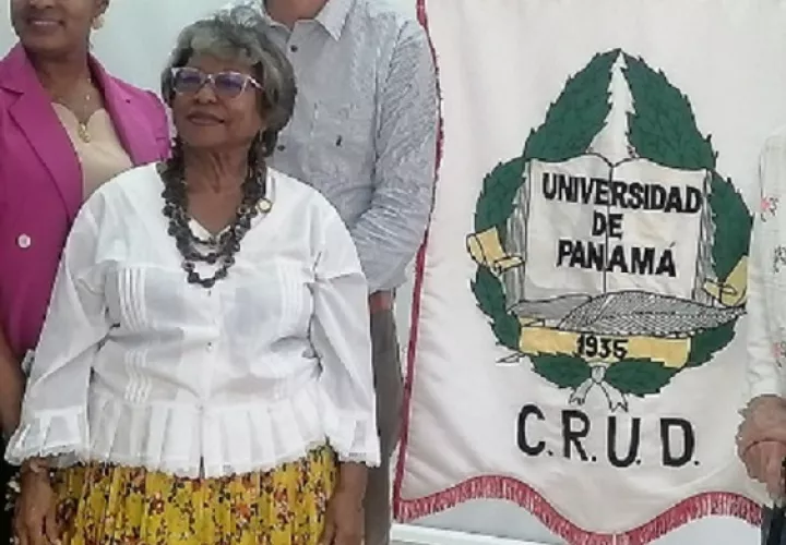 La Profesora y Folclorista Edelmira Sánchez expuso sobre el Centenario de Darién. Foto: Cortesía.