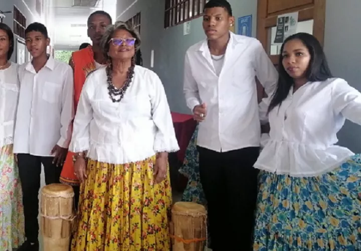 La profesora Edelmira Sánchez rodeada de sus nietos durante el homenaje. Foto: Cortesía.