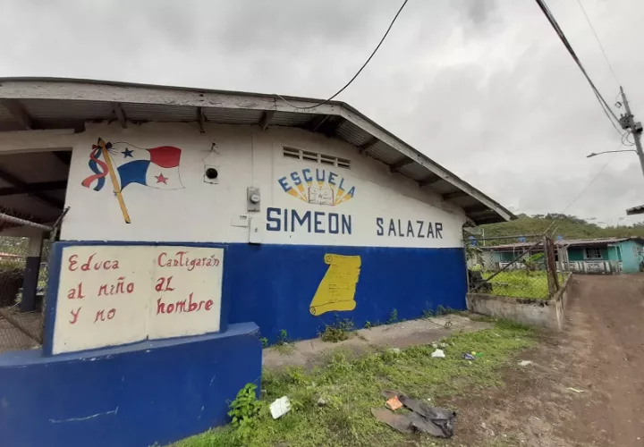 En las montañas de Donoso, por ser una zona de difícil acceso, los docentes van cada 15 días. Foto: Diomedes Sánchez