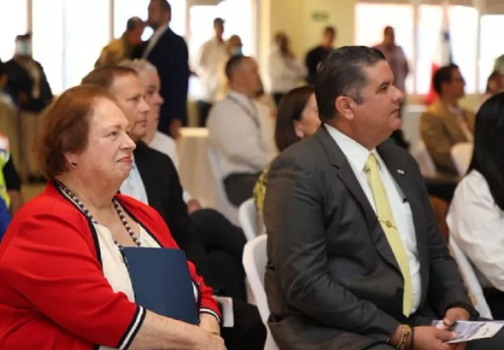 Maricarmen Aponte, embajadora de Estados Unidos en Panamá y Juan Manuel Pino, ministro de Seguridad. Archivo.