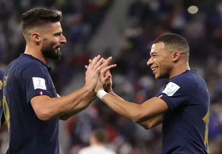 Oliver Giroud y Mbappé  de Francia, festejan. Foto: EFE