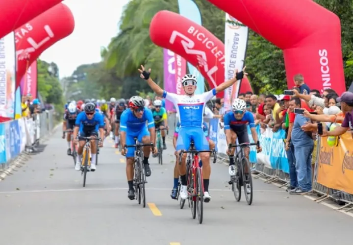 Franklin 'El Águila' Archibold, cruza la meta de primero. Foto: Fepaci