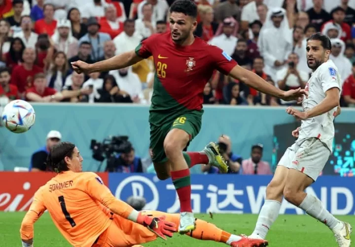 Gonçalo Ramos anota  uno de sus goles a Suiza. Foto:EFE