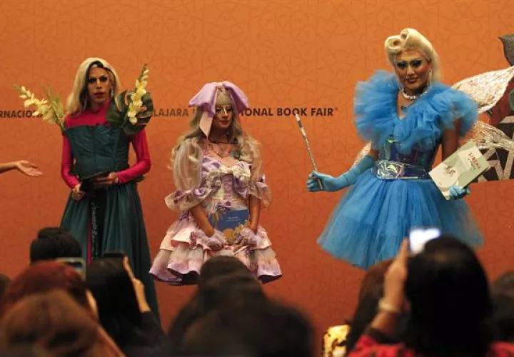 Integrantes del Colectivo Drag Queen Story Hour participan en la lectura de cuentos inclusivo. EFE