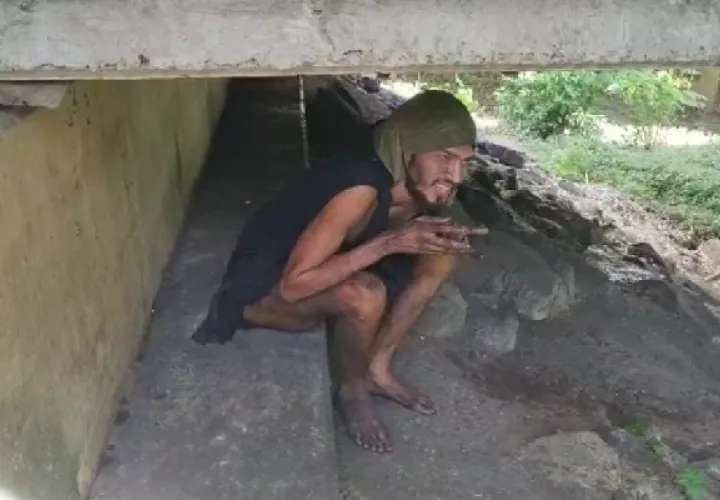 José, únicamente adoptó la parte baja del puente como su casa, y las vigas como su cama. Foto. Thays Domínguez