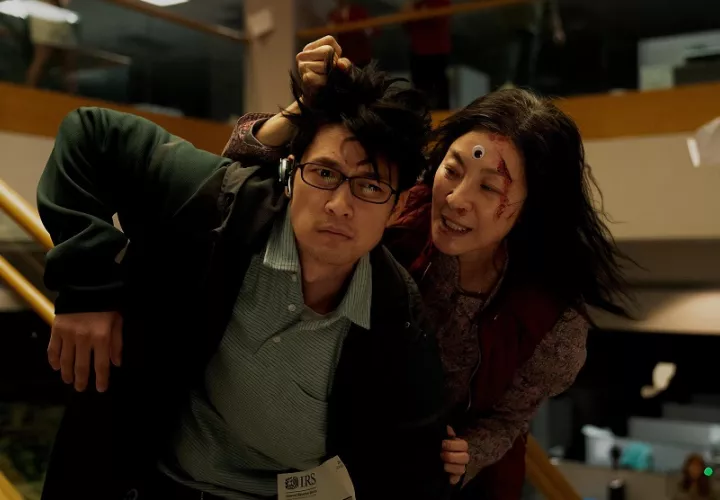 Michelle Yeoh, como Evelyn Wang, y Harry Shum Jr., como Chad, en la película 'Everything Everywhere All at Once'. Foto: EFE