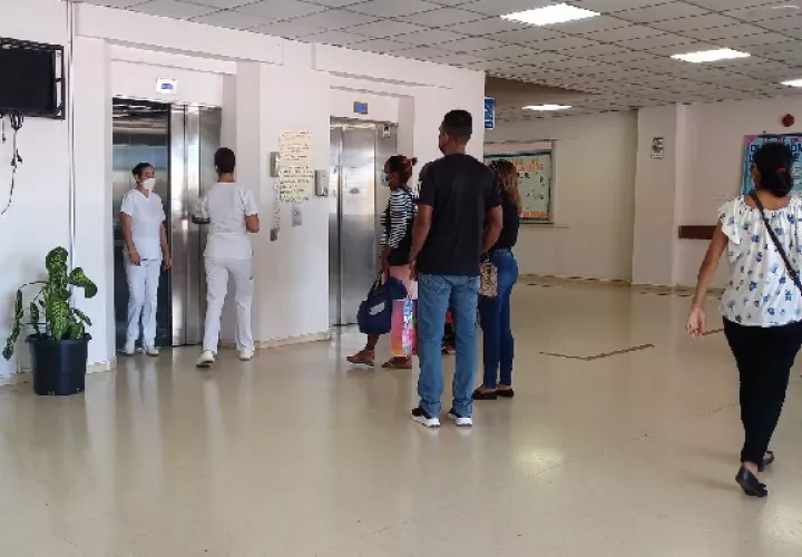 La dirección médica del Hospital Regional Nicolás Solano, decidió limitar las visitas a solo una persona por paciente. Foto. Eric Montenegro