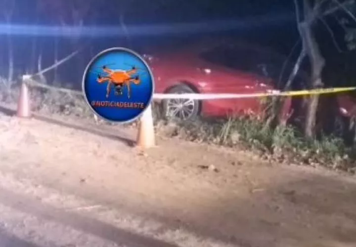  El auto, de color rojo, terminó metido en una cuneta.
