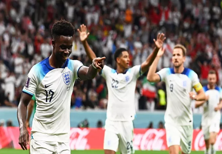  Bukayo Saka (izq.) festeja  el tercer gol de Inglaterra contra Senegal. Foto:EFE