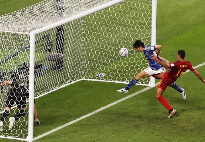Ao Tanaka, anota el segundo gol de España ante Japón. Foto:EFE