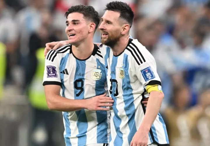 Julián Álvarez y Leo Messi festejan uno de los goles de Argentina. Foto: EFE