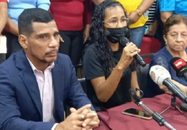 El abogado de los demandantes, Guillermo García, y la trabajadora de Justo & Bueno, Keyla Lefranc. Foto: Francisco Paz