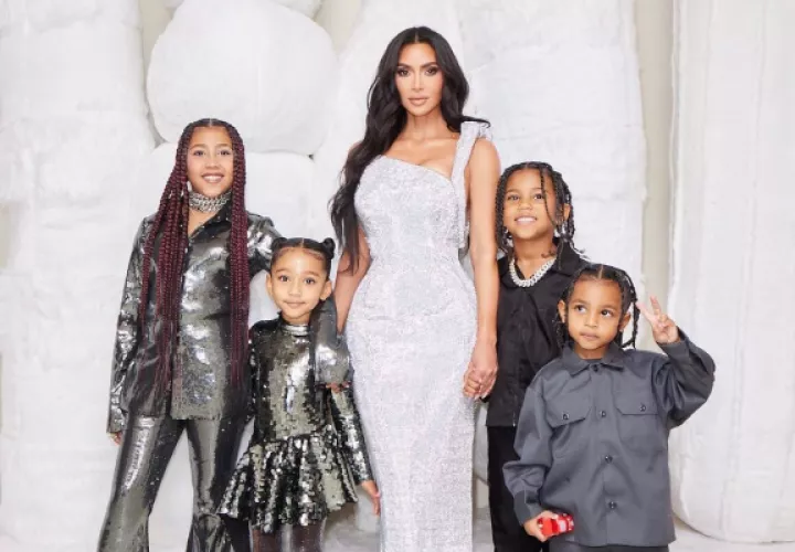 Kim Kardashian y sus hijos en la foto navideña. Foto: Instagram / @kimkardashian