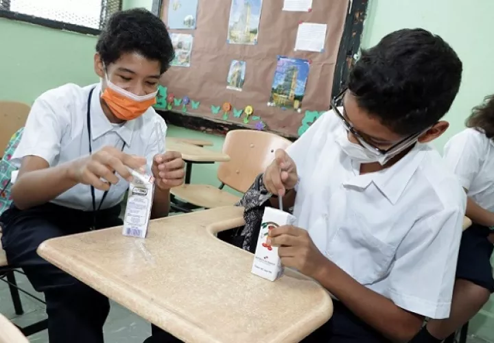 La leche se distribuyó entre 219,293 alumnos de 586 escuelas este año. Foto: Meduca