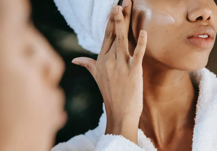 Entre las que recomiendan están: las mascarillas de arcilla o las de tela. Foto: Pexels/Ilustrativa