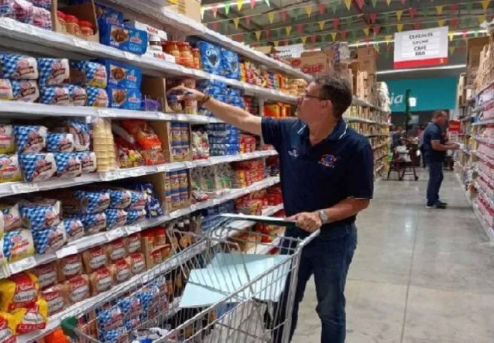 Las denuncias de los consumidores santeños han ayudado en esta labor que se realiza, por lo que exhorta a seguir reportando estas irregularidades. Foto. Cortersía