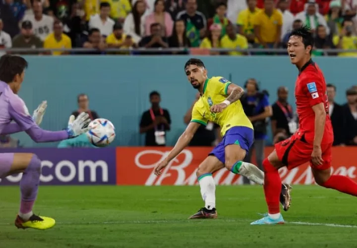 Luca Paquetá anota uno de los goles de Brasil. Foto: EFE