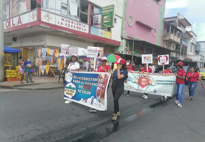 Los caminantes llevaban pancartas en donde exhortaban a informarse como forma de prevención. Foto. Diomedes Sánchez