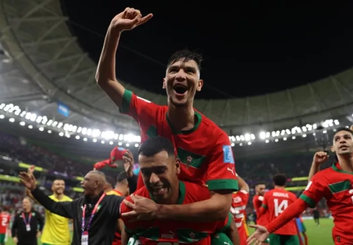 Jugadores de Marruecos festejan pase a semifinal. Foto:EFE