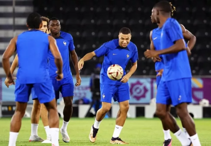 Kylian Mbappé (cent.) en los entrenamientos del seleccionado francés. Foto:EFE