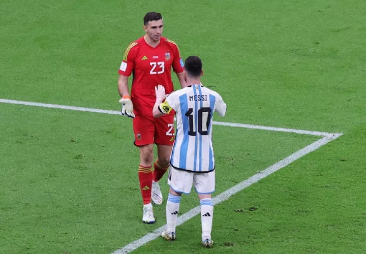 Messi festeja con el portero  "Dibu" Martínez. Foto: EFE