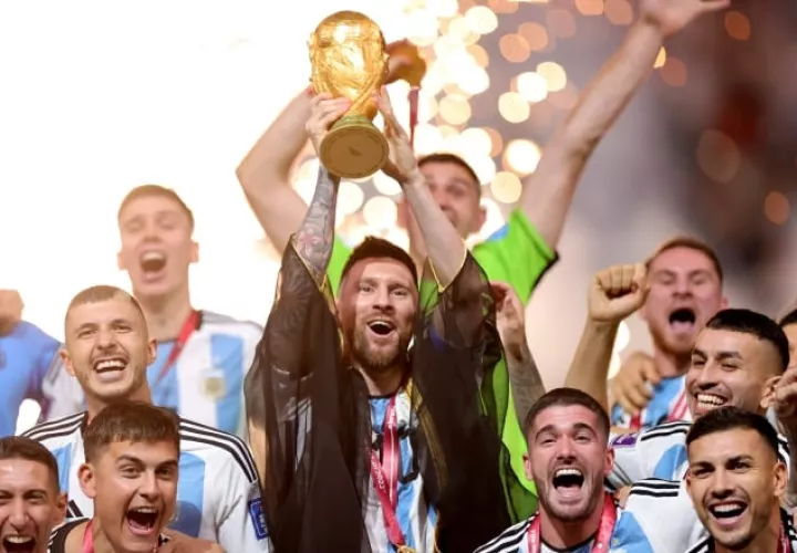 Messi con la Copa del Mundo. Foto:EFE