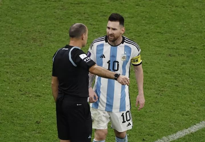 Lionel Messi de Argentina habla con el árbitro español Antonio Mateu. Foto:EFE