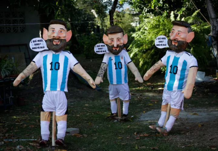 Fotografía de muñecos de Lionel Messi, en el distrito de Chame (Panamá). Foto: EFE / Bienvenido Velasco