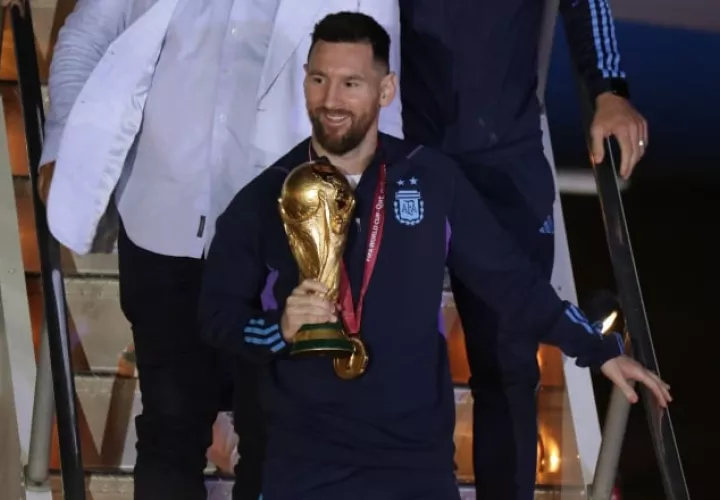 Messi a su llegada a Buenos Aires, Argentina con la Copa del Mundo. Foto:EFE