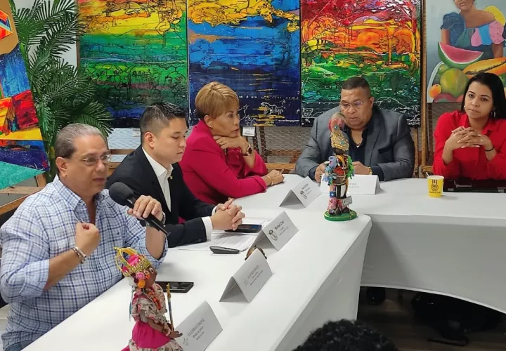 La propuesta fue presentada por Rogelio Paredes, ministro del Miviot (izq.). Foto: Diomedes Sánchez S.