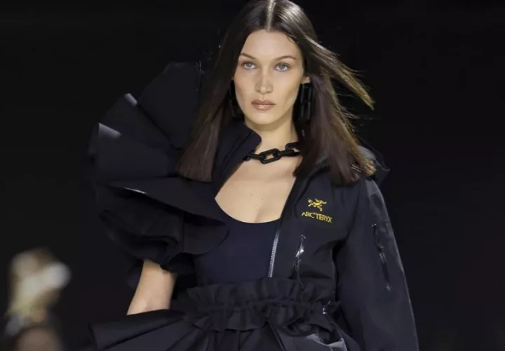 La modelo estadounidense Bella Hadid en un desfile de la Semana de la Moda de París de 2022. Foto: EFE