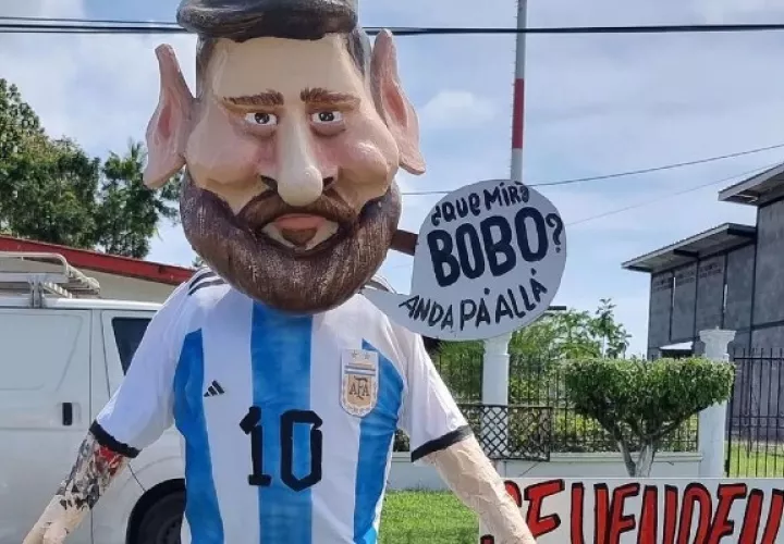 Muñeco de Año Viejo (Messi) creado por Víctor Álvarez. Foto / Redes Sociales. 