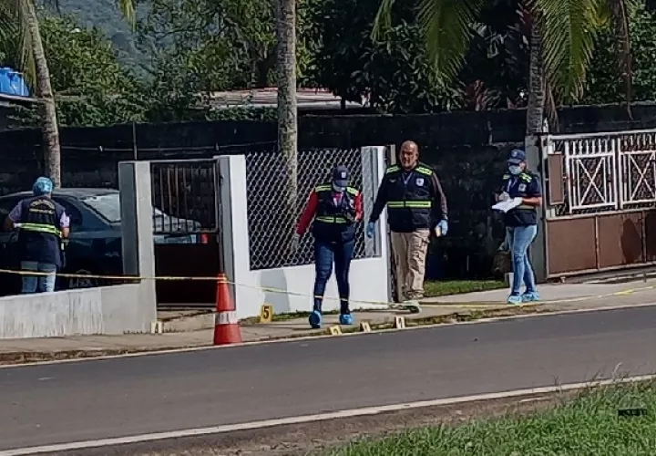 Personal de Criminalística del Ministerio Público (MP) recolectó evidencias balísticas en el sitio. Foto. Eric Montenegro