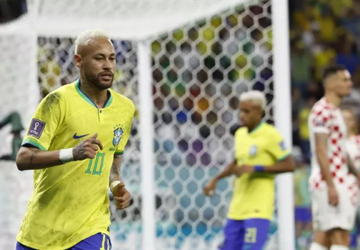 Neymar de Brasil reacciona hoy, en un partido de los cuartos de final del Mundial de Fútbol Qatar 2022 entre Croacia y Brasil en el estadio Ciudad de la Educación en Rayán (Catar) EFE