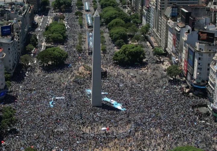 Los aficionados en el Obelisco. Foto: EFE