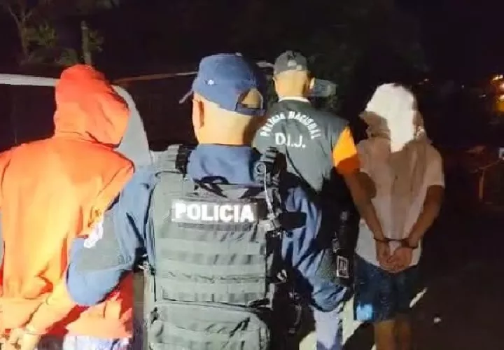 Los dos hombres fueron identificados como los presuntos autores del robo a un camión de reparto de mercancía, mientras se encontraba estacionado en un comercio del corregimiento de Nuevo Emperador. Foto. Eric Montenegro